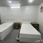 سرير مع كومدينة