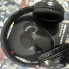 سماعات فيها عازل صوت و تشتغل لمده 12-15 ساعه البيع اعلى سوم
