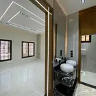للبيع شقق تمليك وادوار ارضيه بحوش مدخل سياره 6 غرف حي الموس