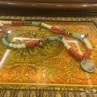 للبيع عقد قديم من الخرز بداخله عملة نقديه عمرها 55سنه