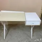 مكتب موضح في الصور