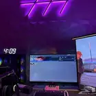 بيسي مع ثلاث شاشات