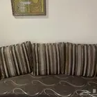 طقم كنب للبيع نظيف جدا   مع طقم طاولات لوجه الله