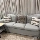 طقم كنب مع طاولات وسجاد