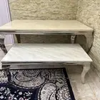 طاولة طعام مع طاولة وسط