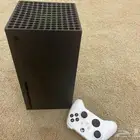 إكس بوكس أسود مع يد بيضاء