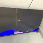 تلفزيون شغال فيه الشاشه مضروبه من تحت كما هو موضح