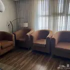 كنب مفرد وطاولات تقديم سطح رخام