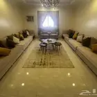 مجلس كامل مع الطاولات واثنين كراسي