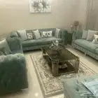 كنب ممتاز للبيع مع طاولات وستائر