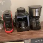 ركن قهوة مع ثلاث مكاين