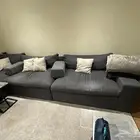 طقم كنب وطاولة تلفزيون وموكيت جديد و طاولات خدمه