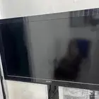 للبيع شاشه عاديه مو سمارت مع طاوله