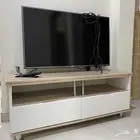 تلفزيون وطاولته مع جهاز شاومي