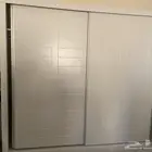 دولاب ملابس أبيض بأبواب سحاب مستعمل