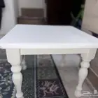 طاوله بيضاء