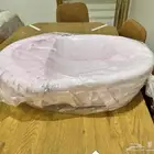 سرير اطفال وكرسي طعام ومهاد