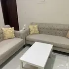 قطعتين كنب وطاوله كبيره وطاولتين جانبيه