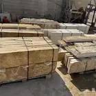 حجر وجه جبل ابيض وأصفر