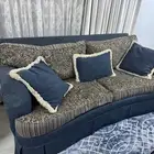 كنب مستعمل نظيف مع ثلاث طاولات للبيع