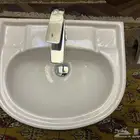 احواض مغاسل حمام سيراميك مع خلاط صنبور حنفية مياه
