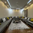 للبيع كنب مجلس مع كامل أغراضه