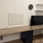 طاولة مكتب مع وحدة أدارج رف معلق