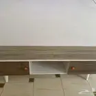 كنب مع طاولة تلفزيون