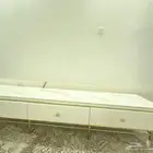 طاوله رخام مع ادراج خشبيه لون ابيض وذهبي نظيف