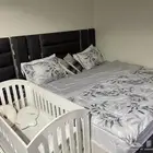 غرفة نوم مع دولاب ملابس