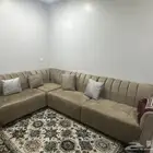 كنب جديد 3في3 فيه قطعه زايده وطاوله للبيع