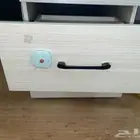مكتبه مستخدمه وبها كسر في الادراج كما موضح في الصوره ومعها