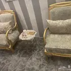 كنب خمس قطع مع الطاولات ب