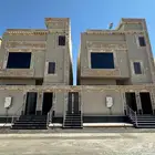 للبيع روف علوي بدرج داخلى وخارجي ع شارعين بالراقي شرق خميس