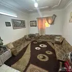 للبيع مجلس مع طاولات وبراد نظيف