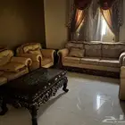 كنب نظيف للبيع مع الطاولات الذهبي مع الستاير