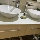 مغسلة بحوضين ورفوف بباب