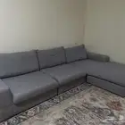 كنبة زاوية رمادي كبيرة بحالة جيدة