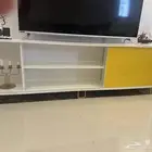 طاوله نصف معها اربعه خدمه مع طاوله شاشه بلازما