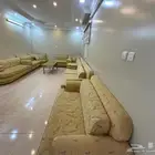 طقم كنب مع طاولات وطاولة طعام للبيع