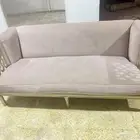 ثلاث كنب مع طاولة زجاج