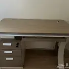 مكتب من وودي مع الكرسي