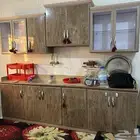 للبيع دواليب مطبخ المنيوم ورخام صناعي تقريبا 7 م