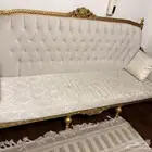 كنب مع زوليه وطاوله و3 طاولات خدمه للبيع