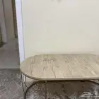 طاولة مع طاولات خدمة