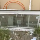 يوجد ثلاث ابواب دبل ويوجد اطار بقزاز ثابت مع باب جنبة متحرك