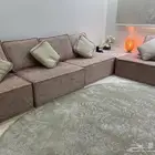 كنب زاويه معروض 4 قطع وفيه قطعتين مخزنه مقاسات 6 متر من دون