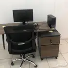 للبيع كمبيوتر وطاولة مكتبية وكرسي