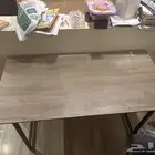 طاولة بيضاء