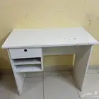 مكتب للمذاكرة بالكرسي الخاص به للدواعي السفر